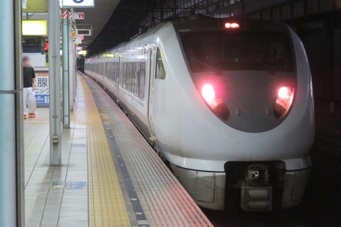 姫路駅で通勤特急 「らくラクはりま」 網干行きを撮る （発車標＆289系） 【2026年8月】