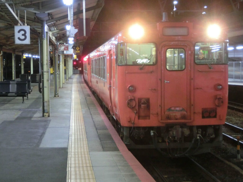 行先板　サボ　岩国　徳山 鉄道サイン　駅名板　駅名標　岩徳線　山口県ローカル鉄道 徳山駅で 夜の時間帯に 岩徳線 岩国行きを撮る （列車＆発車標