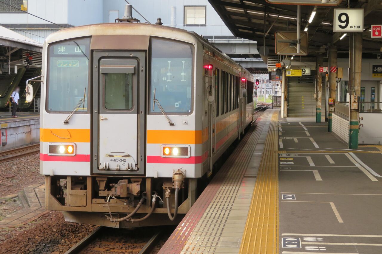 岡山駅でキハ120形の普通 「津山行き」 を撮る （2022年9月