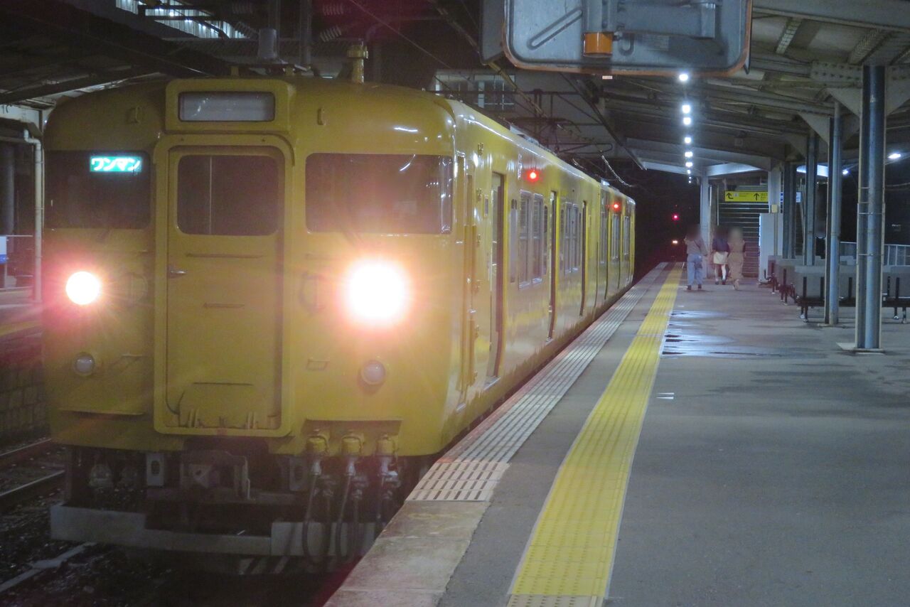 厚狭駅で短い2両編成の普通 「新山口行き」 を撮る （115系＆発車標