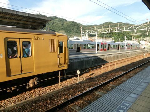 花火大会の最寄り駅まであと1駅で6両の電車から3両の電車に乗り換え 糸崎駅にて 関西のjrへようこそ