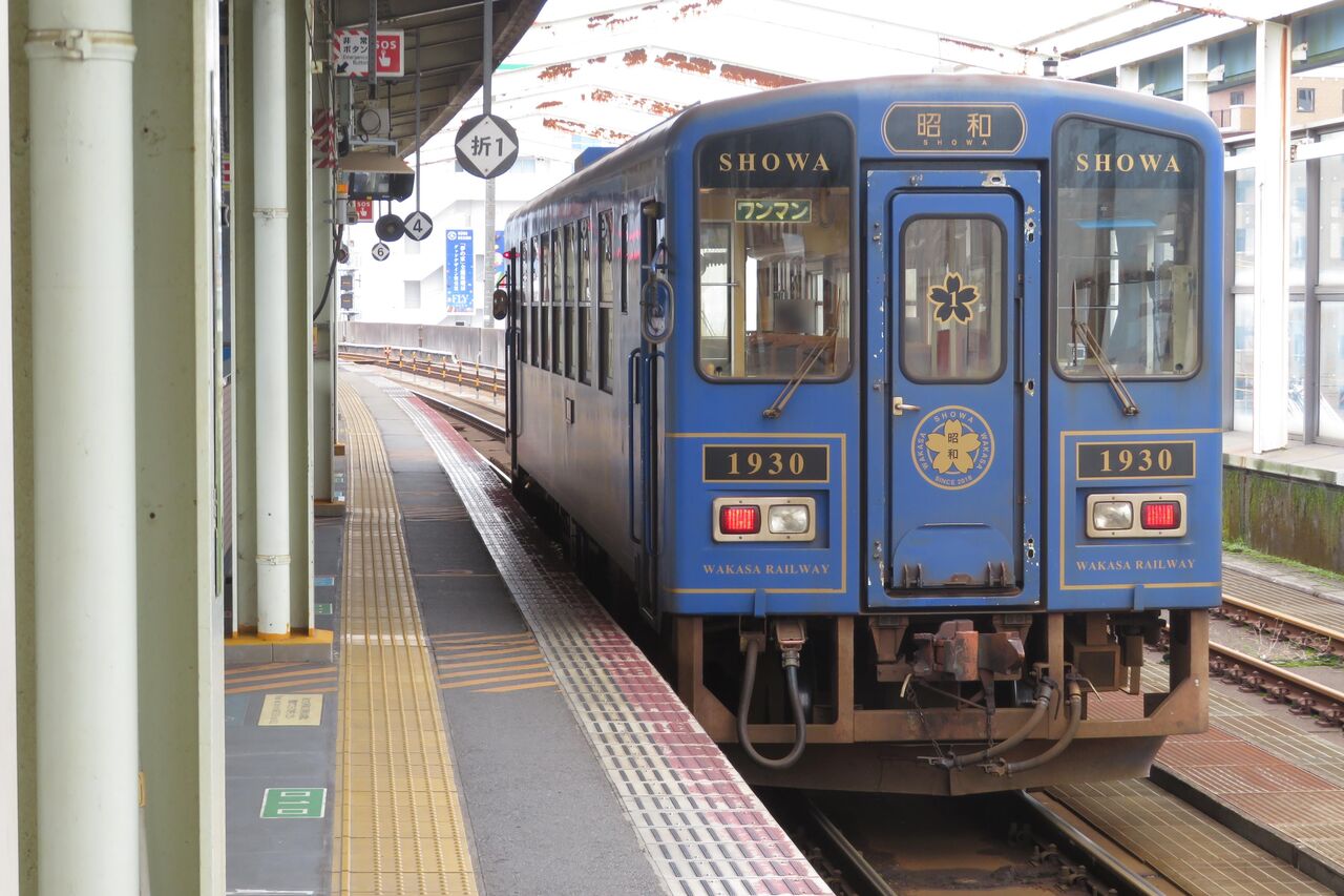 若桜鉄道】 鳥取駅で普通 「若桜行き」 を撮る （昭和号＆発車標