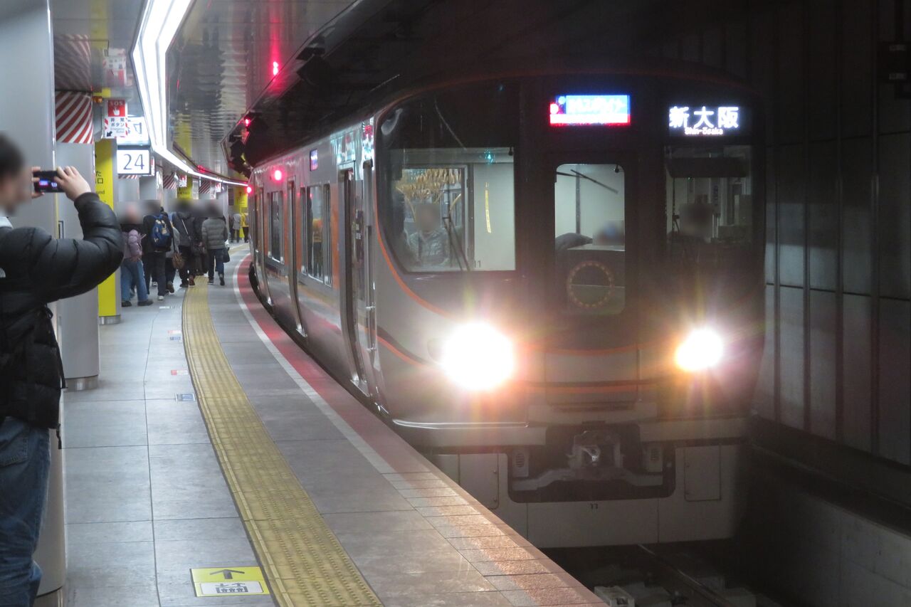 大阪駅で臨時列車 「エキスポライナー」 新大阪行きを撮る
