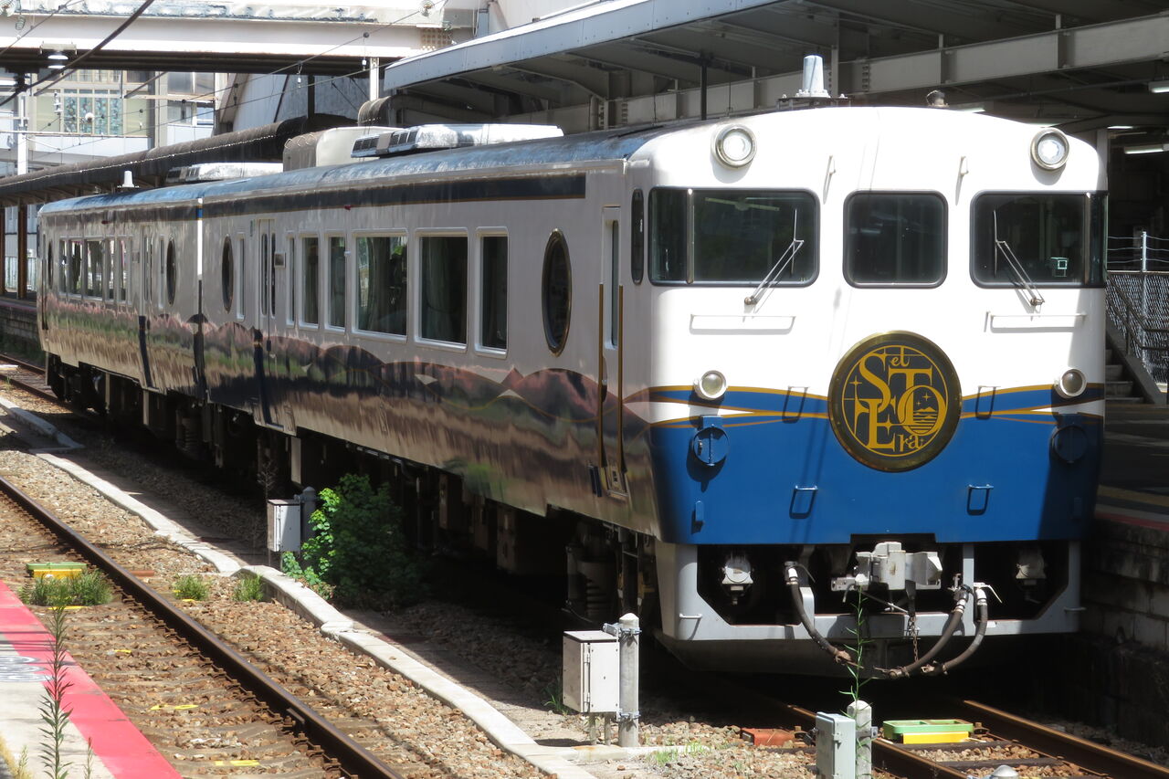 呉駅で観光列車 「etSETOra」 福山行きを撮る （発車標＆車両） 【2025