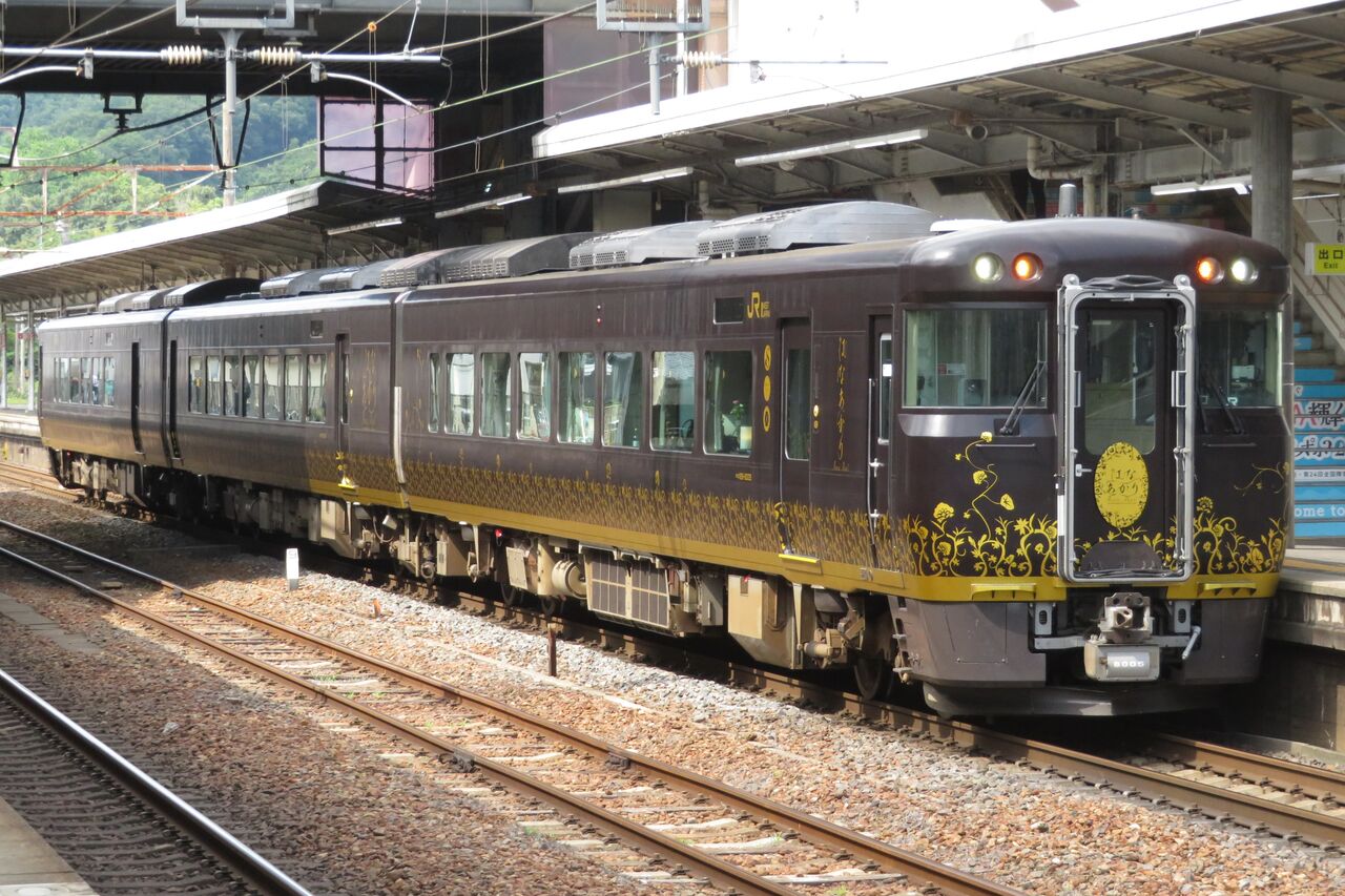彦根駅で観光列車 「はなあかり」 大阪行きを撮る （発車標＆車両