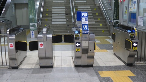 防府駅 改札口の新旧比較 （有人改札から自動改札へ）　【2021年/2025年】