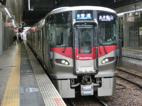 【可部線 延伸開業】 広島駅で 「あき亀山行き」 を撮る （発車標・227系・105系）