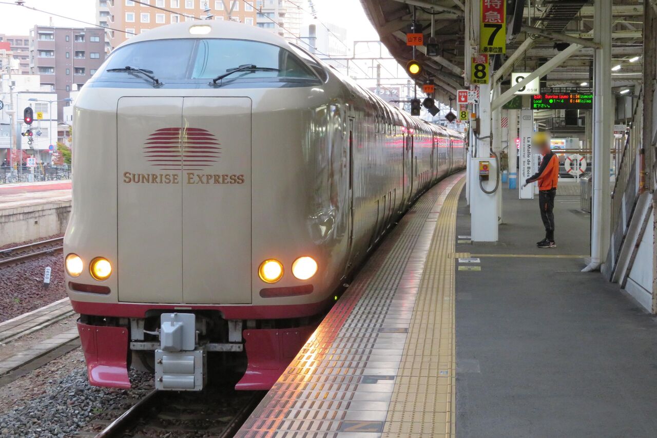 岡山行・出雲行 行き先表示板 国鉄　ホーロー看板 岡山駅で サンライズ瀬戸・出雲 「琴平・出雲市行き」 の表示を撮る