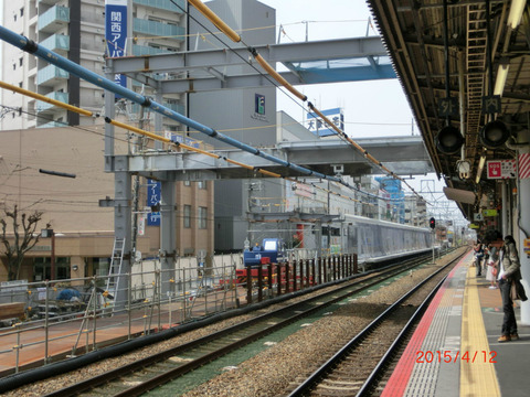 高槻駅 ホーム増設工事(2015年4月) 新・乗換通路の鉄骨が出現!