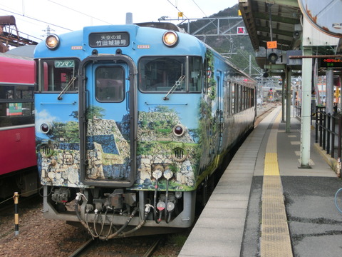 寺前駅で 臨時快速 「天空の城 竹田城跡号」 城崎温泉行きを撮る （2016年4月）