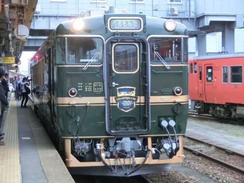 高岡駅で観光列車 「ベル・モンターニュ・エ・メール」 （べるもんた）を撮る 【2015年10月】