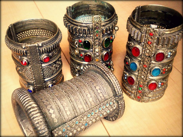 アフガニスタンメタルバングルカフ腕輪