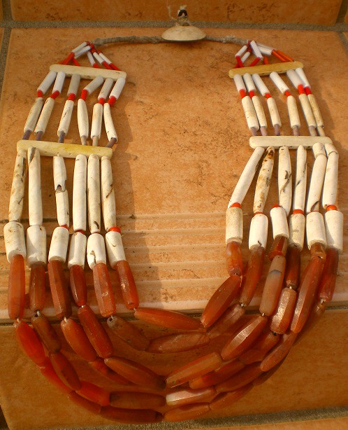 ナガランド。ナガ族のネックレス。エスニック・民族風の大き目