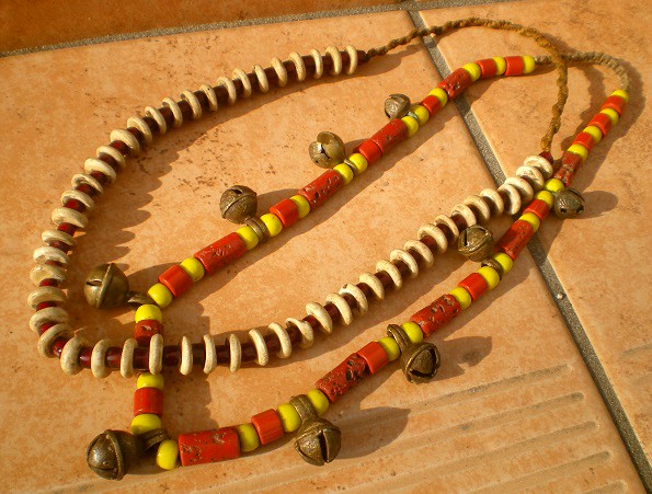 ナガランド。ナガ族のネックレス。エスニック・民族風の大き目