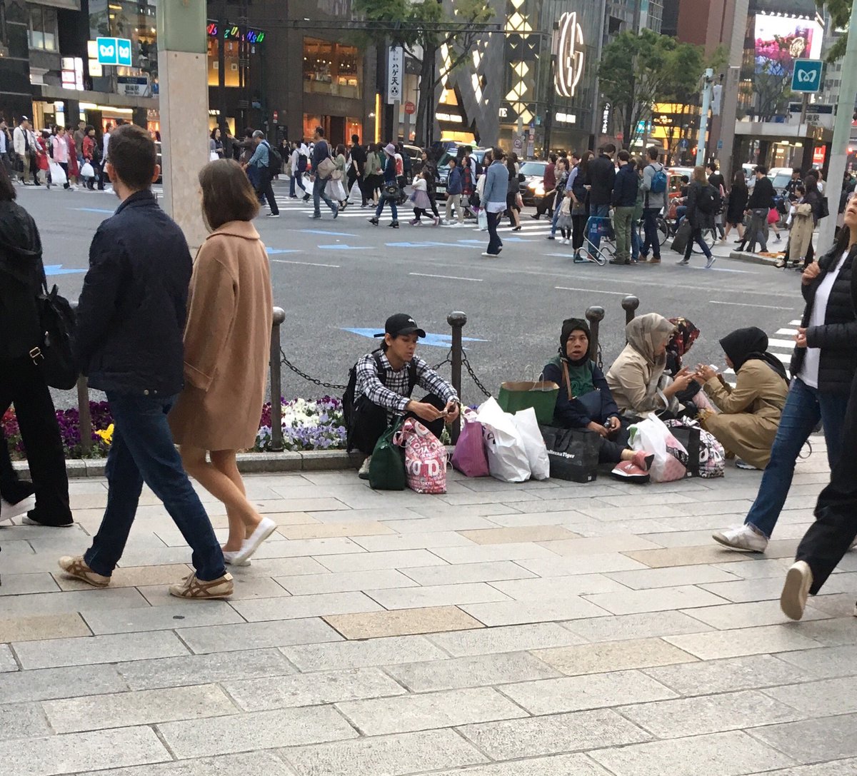 銀座目抜き交差点で座り込む外人に憤慨 静かな昔は帰ってこない Tecchanのblog 銀座目抜き交差点で座り込む外人に憤慨 静かな昔は帰ってこない Tecchanのblog