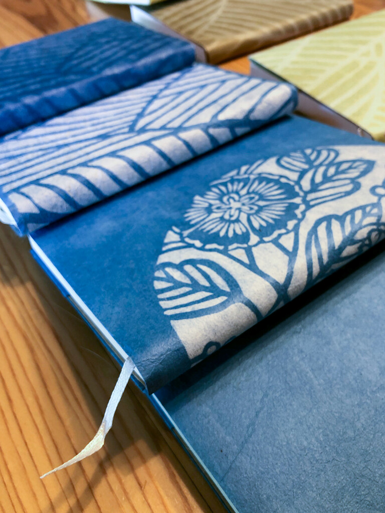 コウゾの栽培 紙すき 型のデザインと草木染め 和紙のブックカバーが人気の山の果研究所さんへ さとびこ編集室日記 100年住みたいのは自然にも人にもやさしい地域