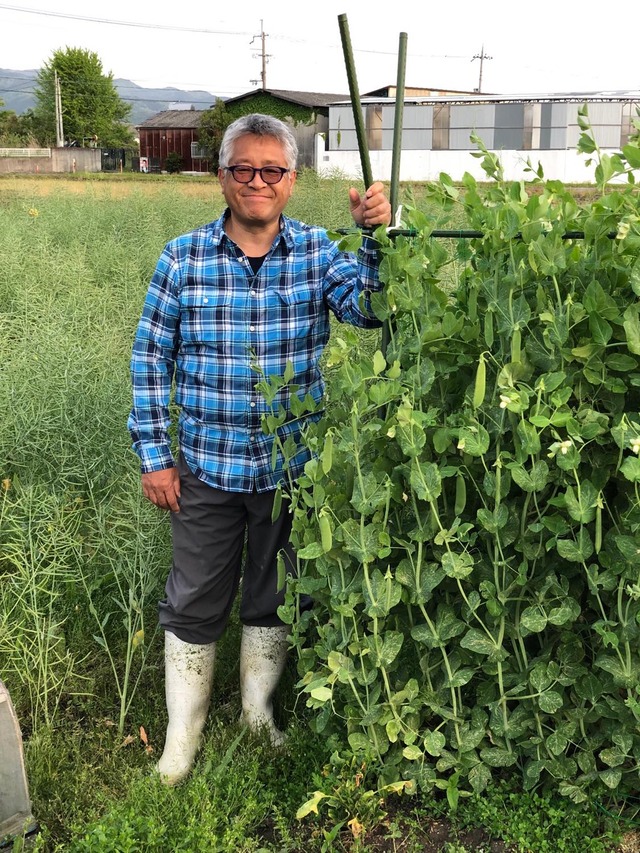 畑でにこにこする部員