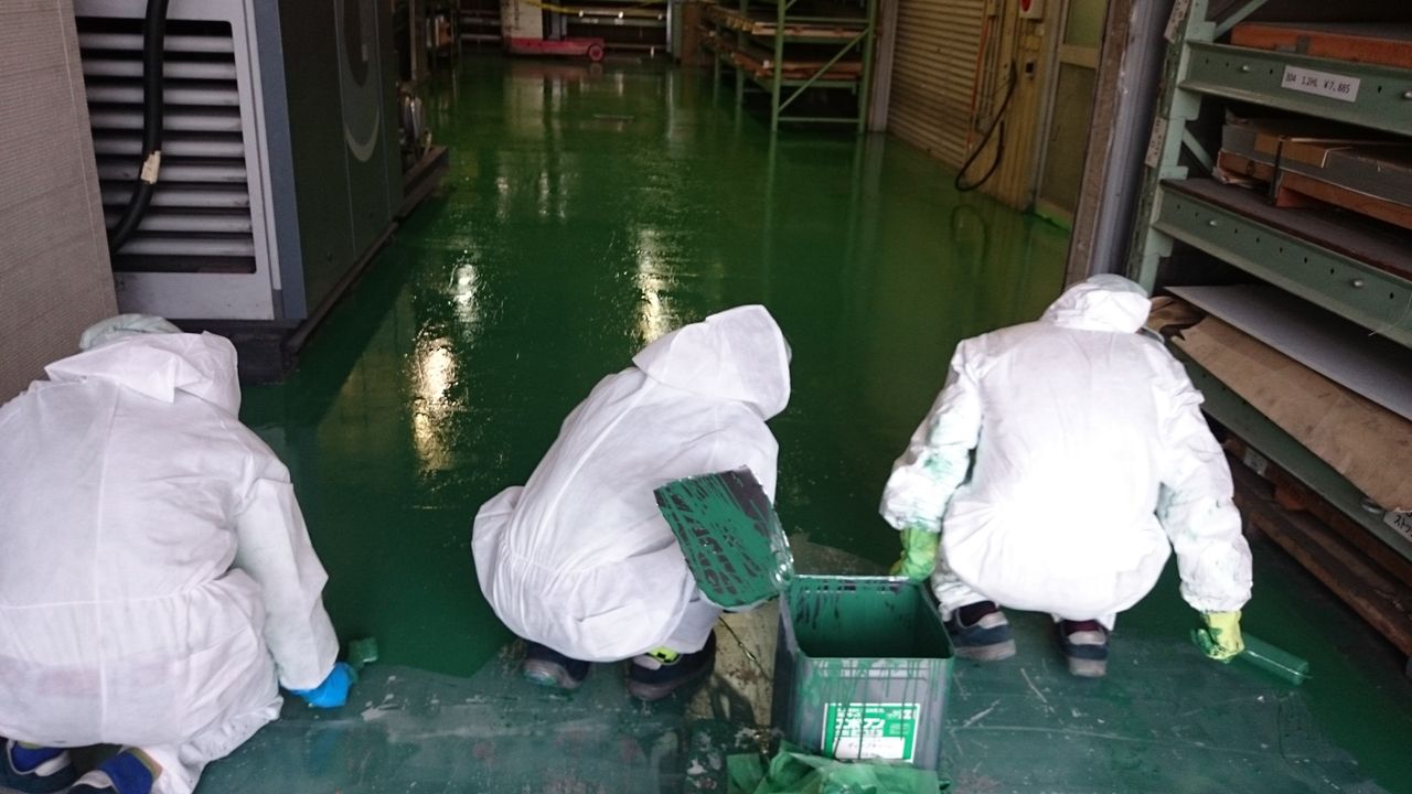 床のペンキ塗り Sato Sheet Metal Manufacturing 床のペンキ塗り Sato Sheet Metal Manufacturing