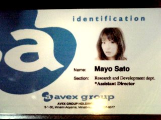 Badge fictif de Mayo Sato pour le clip Spell Magic d'Acid Black Cherry