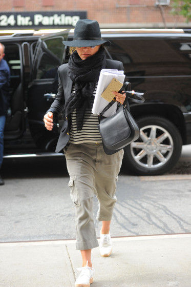 Jennifer-Aniston-Street-Style-1-10272015-373x560