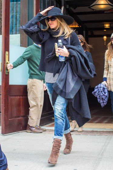 Jennifer-Aniston-Street-Style-4-10272015-373x560