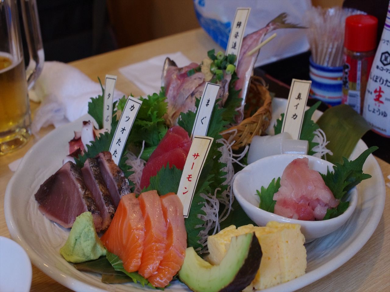 刺身には魚の名前が付いた名札が付いている 里山里海だより 刺身には魚の名前が付いた名札が付いている 里山里海だより