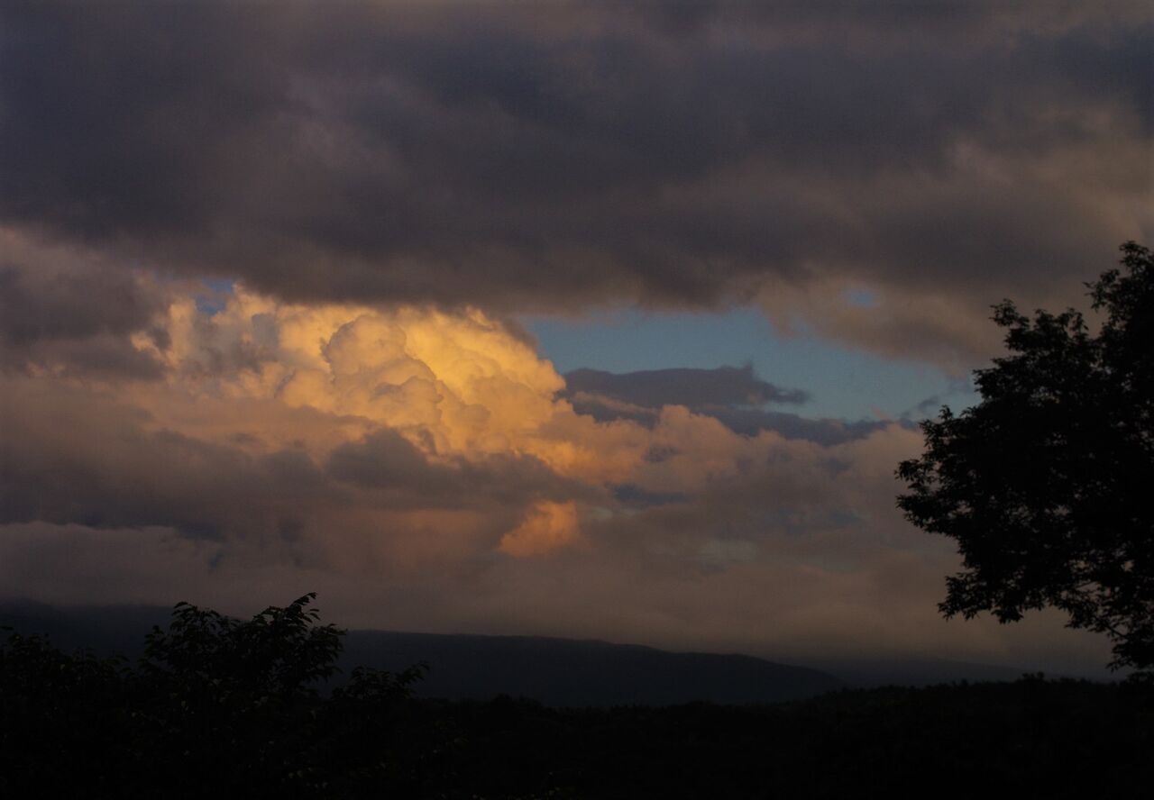 が 立ち込める 暗雲