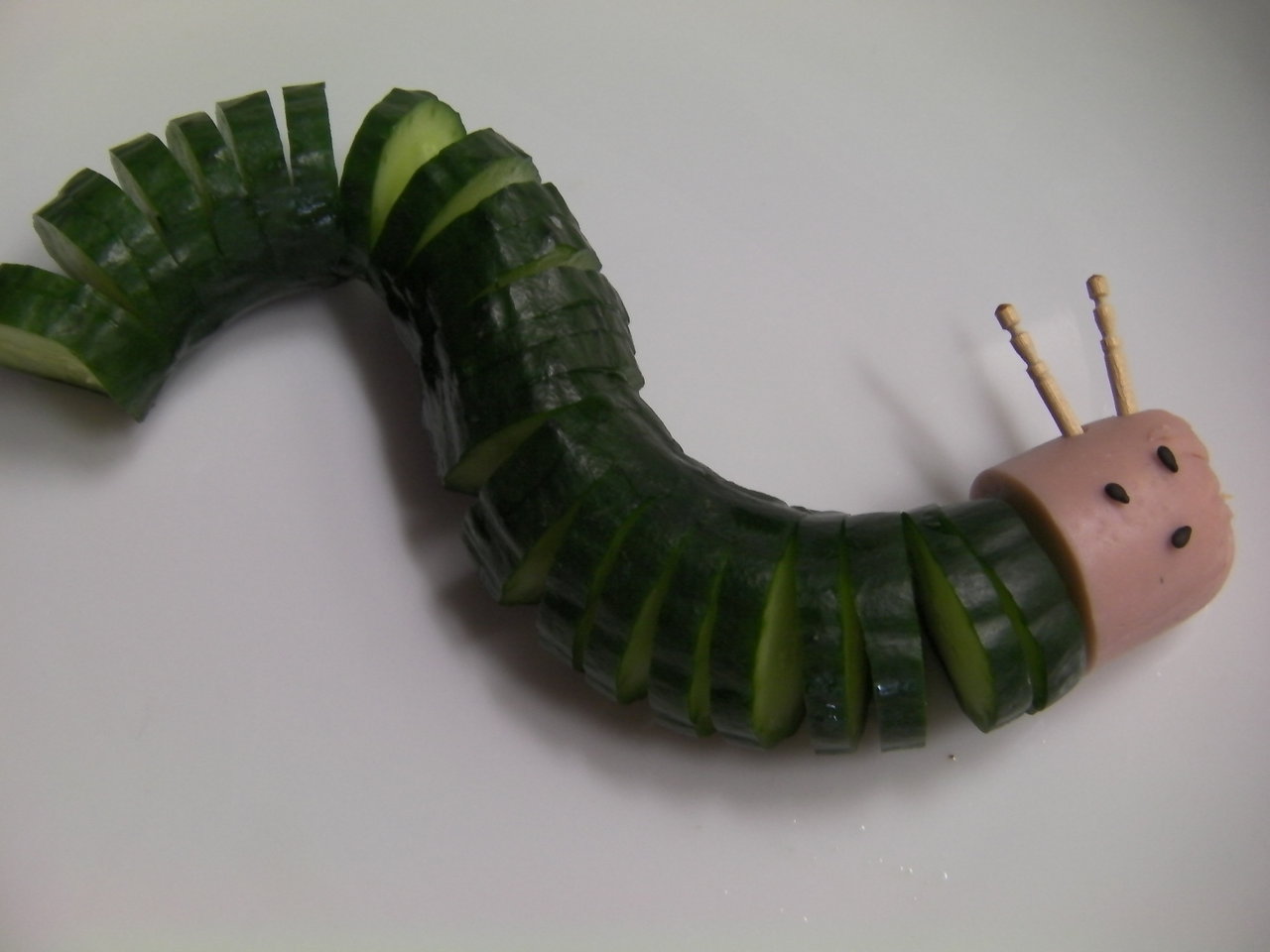 ハッセルバックキュウリで はらぺこあおむし 彩月satsukiの料理帖