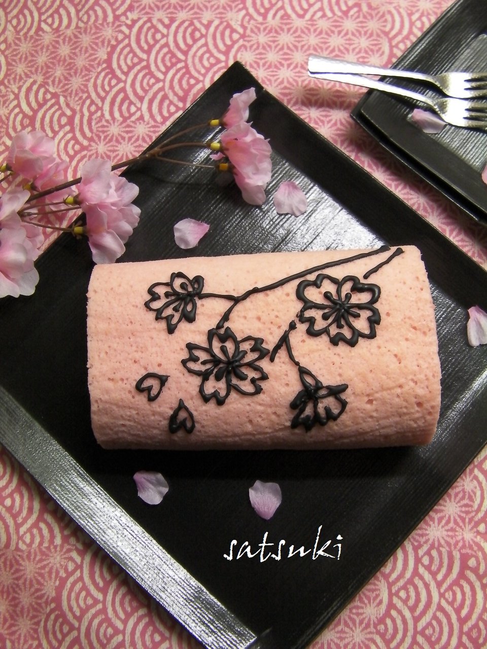 桜もようの苺ロールケーキ 彩月satsukiの料理帖