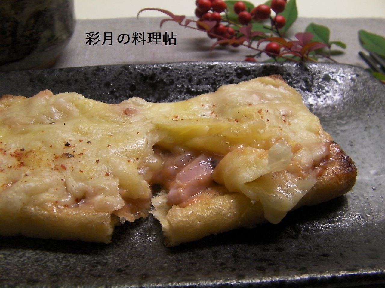 塩辛をのせた油揚げのピザ 彩月satsukiの料理帖 塩辛をのせた油揚げのピザ 彩月satsukiの料理帖