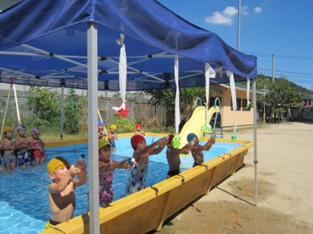 水鉄砲遊び すみれ組 さつきヶ丘保育園