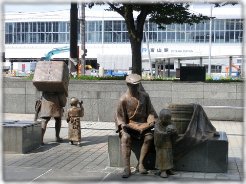富山駅前