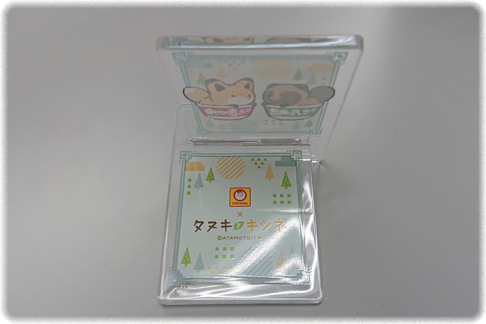 セブンイレブン限定 マルちゃん タヌキとキツネ アクリルスマホスタンド の絵柄が可愛い ｓａｖａ