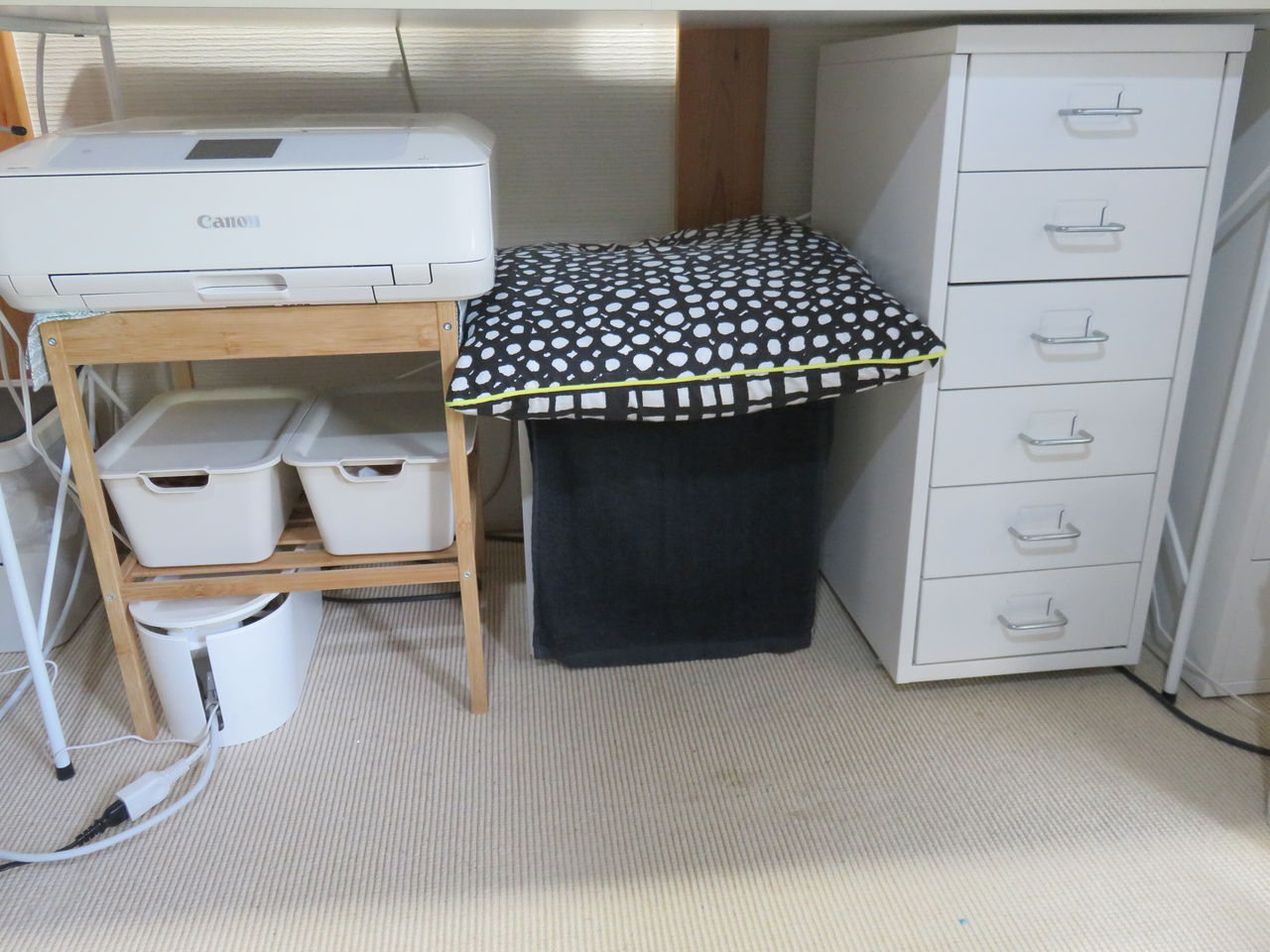 デスク下のスペースを改善したい Monochromatic シンドローム