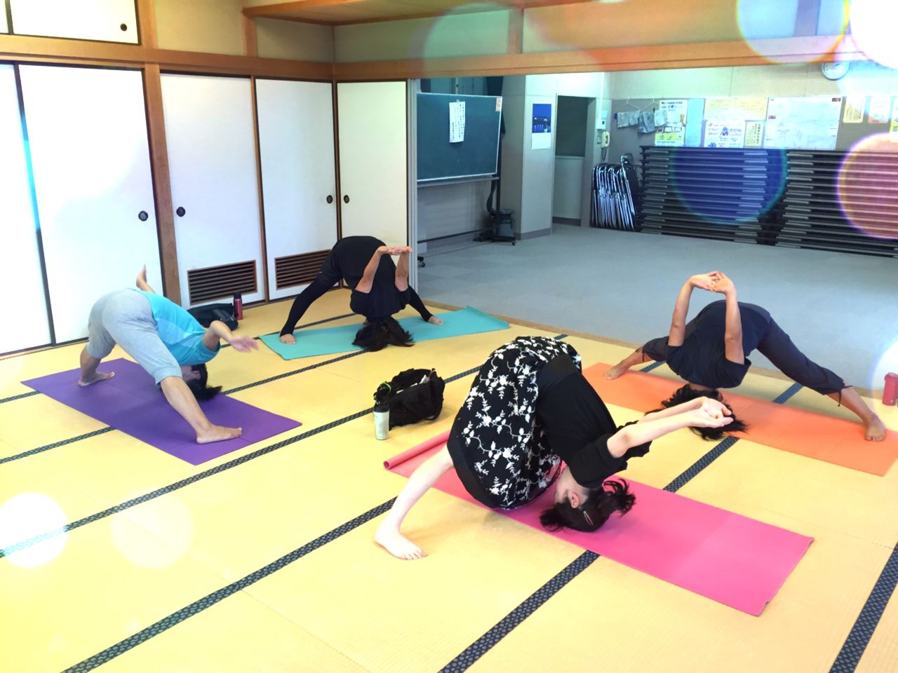 立位の開脚前屈のポーズ さわやかyoga