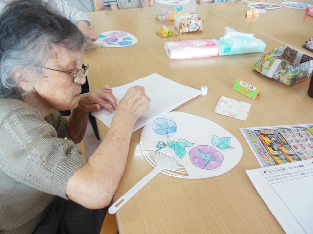 手作りうちわ完成 さわやかみなと館デイサービスセンター さわやかダイアリー