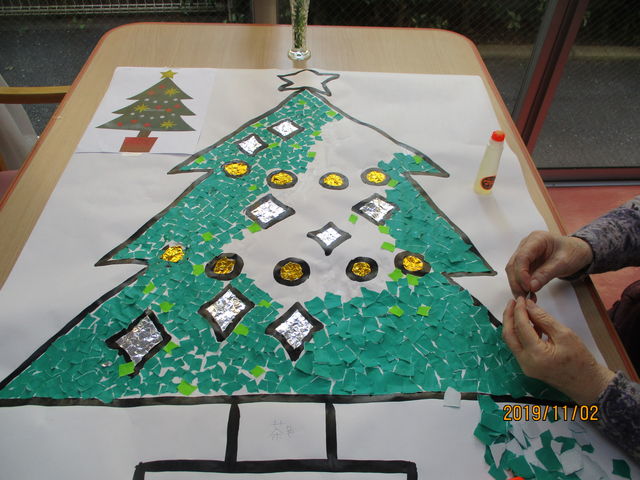 貼り絵でクリスマスツリー作り 花美館 花美弐番館 さわやかダイアリー