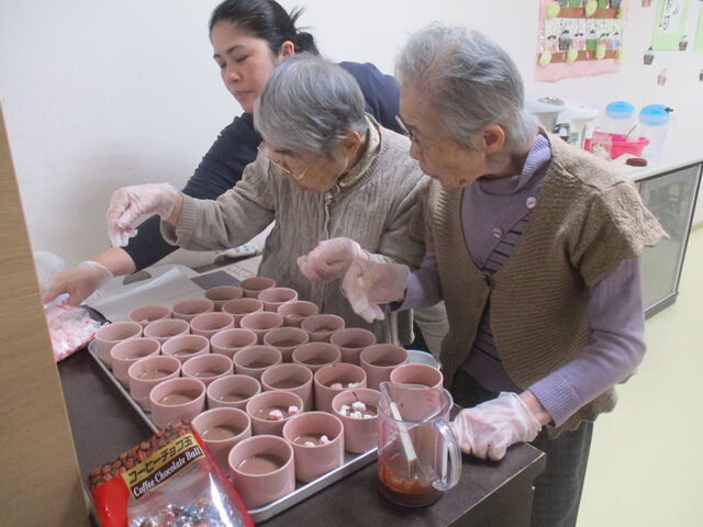 チョコババロアに飾りつけ さわやかダイアリー