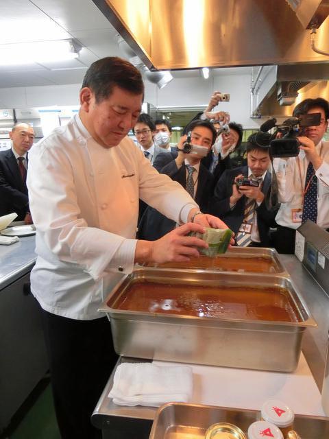 食文化 隠し味にコーヒーパウダー 石破カレー 今年も即完売 党大会前夜祭へ仕込み ひめニュースa