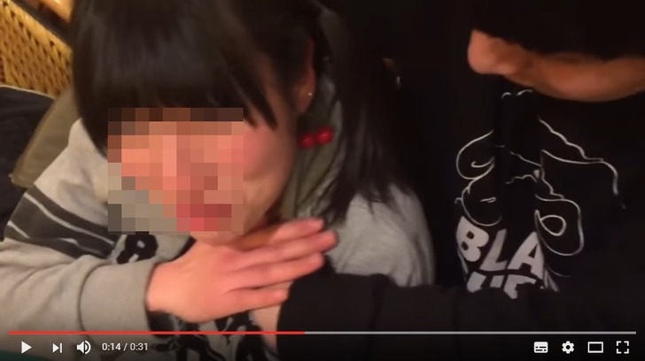悲報 オタサーの姫がオタクにサイゼリアでおっぱいを揉まれまくる さや速