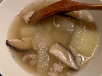 ★トーガン、ほしシイタケ、豚肉のチキン味スープ