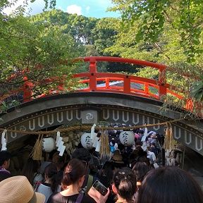 4朱塗りたいこ橋をくぐると水にあしがつく