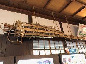 34 火祭りの松明が駅に