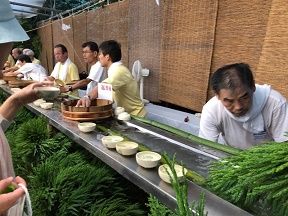 7御神水がふるまわれ