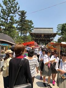 2A 露店が並ぶ天神さん