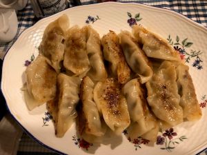 パクチー、レンコン、シイタケ入りぎょうざ