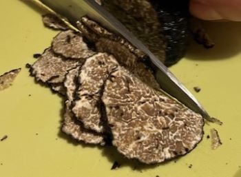 トリュフを切る