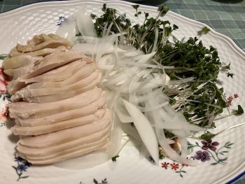 ★蒸し鶏と生野菜(タマネギ、スプラウト)