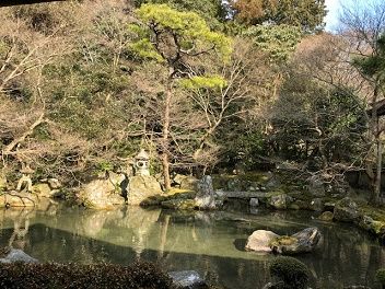 池正面