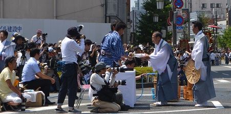 らしい「⑥の前 何か書付を渡す儀式